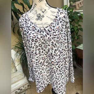 CAbi fun flowy lightweight, long sleeve tunic. Size Large